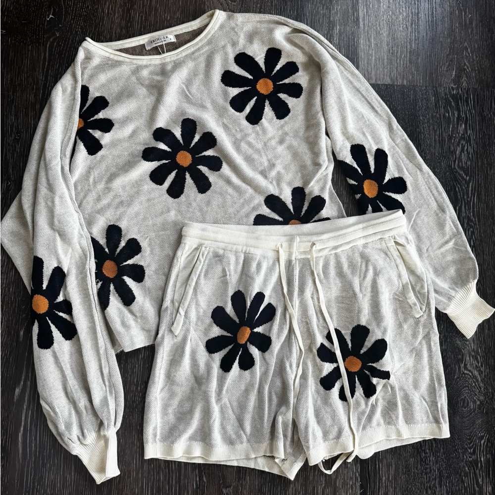 NWT ✨ Floral Knit Sweater and Shorts Set